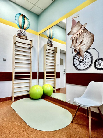 Drabinka gimnastyczna drewniana z drążkiem UNDERFIT 230 x 80 cm